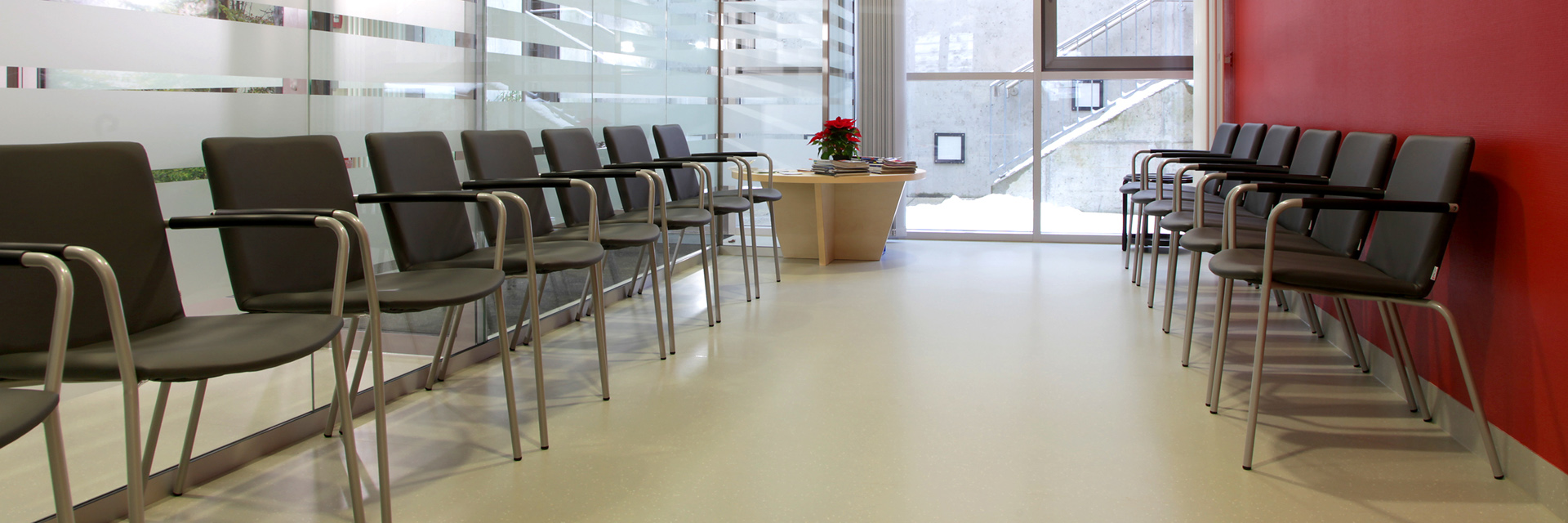 Wartezimmer mit leeren Stühlen